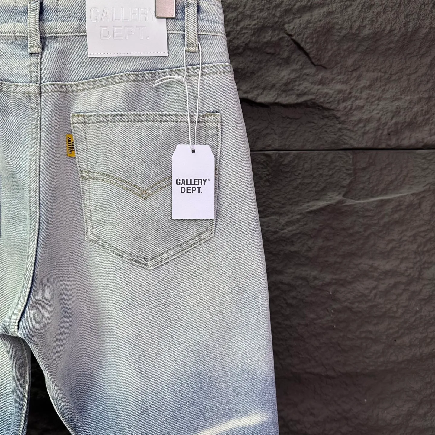 P240 GALLERY DEPT. 2026 New Colorful Skin Embroidered Letter Splicing Couple Style Washed Loose Bootcut Jeans 🔥High Version🔥High Version🔥 Top Ceiling Quality Styles with different washed textures are very friendly to people with thin legs and thick legs. The bootcut version is very flattering to the leg shape. Moderate length that never goes out of style, easy and casual to match, basic styling for various styles, a must-have in the wardrobe! The fabric is stiff but also makes the upper body soft without losing texture. The washing process is even more perfect. It is a must-have item for everyone! ! ! Washed wheat, hang tag, pants label, complete with three labels Color: light blue Size: 28, 30, 32, 34, 36 (five sizes)